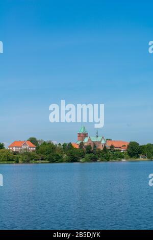 Lago Ratzeburg e città Ratzeburg con cattedrale, Dukedom di Lauenburg, Schleswig-Holstein, Germania del Nord, Europa centrale Foto Stock