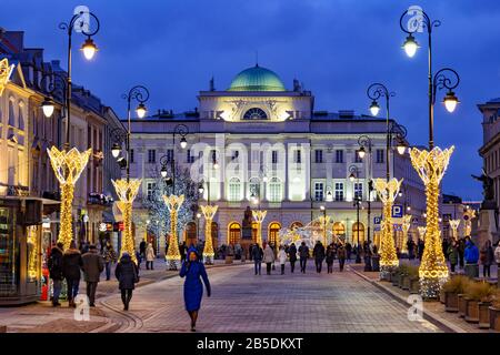 Accademia Polacca delle Scienze (in polacco: Polska Akademia Nauk, PAN) a Palazzo Staszic sulla via Krakowskie Przedmiescie di notte durante le vacanze di Natale Foto Stock