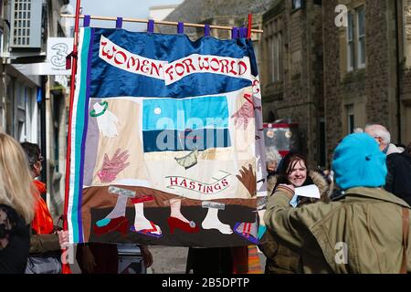 Hastings, East Sussex, Regno Unito. 08 Mar, 2020. Un gruppo di donne si incontrano nel centro di Hastings per celebrare la Giornata Internazionale della Donna. Il portavoce Ann Kramer ha dichiarato: "Il nostro tema per quest'anno sono le donne e l'ambiente. Questo evento è stato progettato per attirare l'attenzione sull'impatto che il cambiamento climatico sta avendo sulla nostra vita". L'evento inizia alle 12:00 e prosegue con le bancarelle e gli altoparlanti tra 1pm e 3pm. Photo Credit: Paul Lawrenson/Alamy Live News Foto Stock