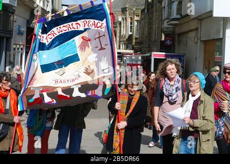 Hastings, East Sussex, Regno Unito. 08 Mar, 2020. Un gruppo di donne si incontrano nel centro di Hastings per celebrare la Giornata Internazionale della Donna. Il portavoce Ann Kramer ha dichiarato: "Il nostro tema per quest'anno sono le donne e l'ambiente. Questo evento è stato progettato per attirare l'attenzione sull'impatto che il cambiamento climatico sta avendo sulla nostra vita". L'evento inizia alle 12:00 e prosegue con le bancarelle e gli altoparlanti tra 1pm e 3pm. Photo Credit: Paul Lawrenson/Alamy Live News Foto Stock