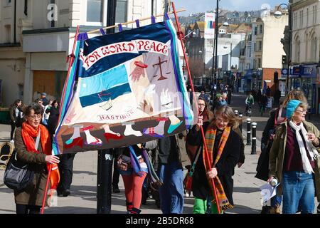 Hastings, East Sussex, Regno Unito. 08 Mar, 2020. Un gruppo di donne si incontrano nel centro di Hastings per celebrare la Giornata Internazionale della Donna. Il portavoce Ann Kramer ha dichiarato: "Il nostro tema per quest'anno sono le donne e l'ambiente. Questo evento è stato progettato per attirare l'attenzione sull'impatto che il cambiamento climatico sta avendo sulla nostra vita". L'evento inizia alle 12:00 e prosegue con le bancarelle e gli altoparlanti tra 1pm e 3pm. Photo Credit: Paul Lawrenson/Alamy Live News Foto Stock