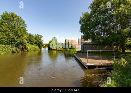 Poyntz Bridge e un molo sul Chichester Ship Canal a Hunston, West Sussex, Regno Unito. Foto Stock