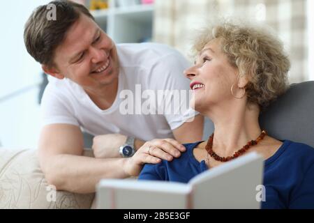 Dolce parlare tra figlio e mamma Foto Stock