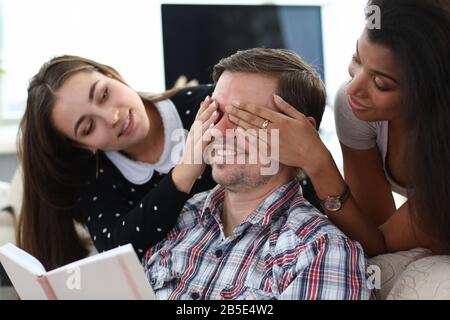 Allegro ragazzo felice e giovani donne Foto Stock