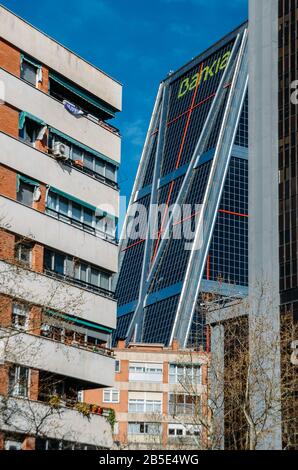 Madrid Spagna - 7 marzo 2020: Giustapposizione di torri KIO o torri porta d'Europa, che sono due edifici a uffici inclinati situati in Plaza De Casti Foto Stock