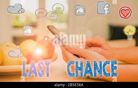 Conceptual la scrittura a mano che mostra ultima chance. Concetto significato una situazione considerata essere l'ultima opportunità per il successo Foto Stock
