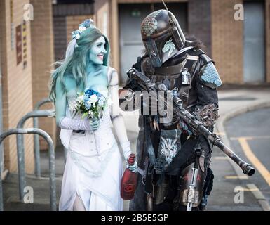 Natalia Williams vestita come Corpse Bride Emily e Tony Knight come mandaloriano, arriva al Bradford Unleashed Comic-con a Bradford City AFC. Foto Stock