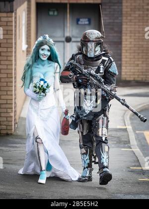 Natalia Williams vestita come Corpse Bride Emily e Tony Knight come mandaloriano, arriva al Bradford Unleashed Comic-con a Bradford City AFC. Foto Stock