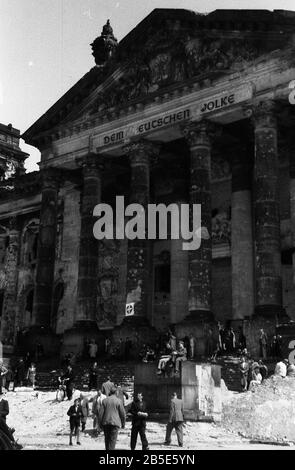 Sowjetisches Ehrenmahl Berlin Tiergaten / Memoriale Della Guerra Sovietica - Errichtung / Erecting 1945 Foto Stock