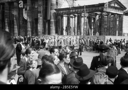 Sowjetisches Ehrenmahl Berlin Tiergaten / Memoriale Della Guerra Sovietica - Errichtung / Erecting 1945 Foto Stock