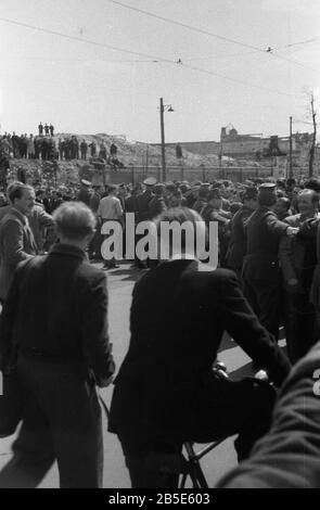 Sowjetisches Ehrenmahl Berlin Tiergaten / Memoriale Della Guerra Sovietica - Errichtung / Erecting 1945 Foto Stock