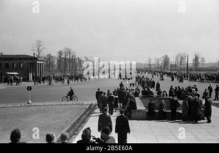 Sowjetisches Ehrenmahl Berlin Tiergaten / Memoriale Della Guerra Sovietica - Errichtung / Erecting 1945 Foto Stock