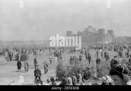 Sowjetisches Ehrenmahl Berlin Tiergaten / Memoriale Della Guerra Sovietica - Errichtung / Erecting 1945 Foto Stock
