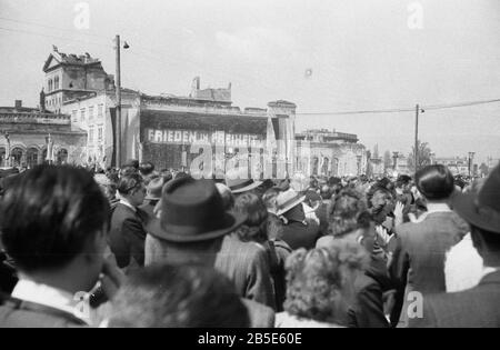 Sowjetisches Ehrenmahl Berlin Tiergaten / Memoriale Della Guerra Sovietica - Errichtung / Erecting 1945 Foto Stock