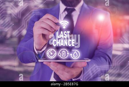 Conceptual la scrittura a mano che mostra ultima chance. Concetto significato una situazione considerata essere l'ultima opportunità per il successo Foto Stock