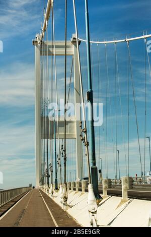 Dettagli dei cavi in acciaio bulloni e travi sul vecchio ponte sospeso Severn Bridge che attraversa tra Inghilterra e Galles, Regno Unito Foto Stock