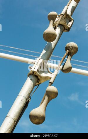Dettagli dei cavi in acciaio bulloni e travi sul vecchio ponte sospeso Severn Bridge che attraversa tra Inghilterra e Galles, Regno Unito Foto Stock