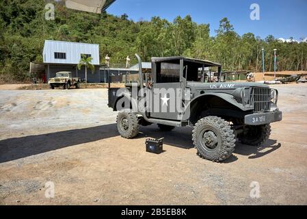 Jeep. USA Army WW2 ricostruzione sito con vintage e antiche attrezzature di guerra americana. Thailandia Sud-Est Asiatico Foto Stock