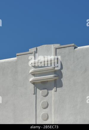 Art Deco tropicale, sfondo architettonico. Pareti in stucco, motivi geometrici, stile ornamentale. Look come una camicia e cravatta di prua. Divertimento, fantasia, simpl Foto Stock