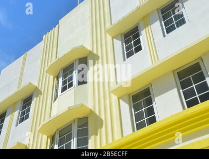 Architettura Art Deco Di Miami. Facciata Dell'Edificio Giallo E Bianco, Dettaglio Foto Stock
