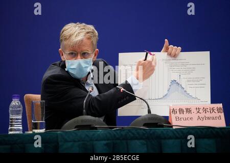 Pechino, Cina. 24th Feb, 2020. Bruce Aylward, epidemiologo che ha guidato un team avanzato dell'Organizzazione Mondiale della Sanità (OMS), parla durante una conferenza stampa del team congiunto di esperti cinesi DELL'OMS a Pechino, capitale della Cina, 24 febbraio 2020. Credito: Xing Guangli/Xinhua/Alamy Live News Foto Stock