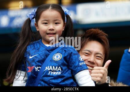 Un fan di Chelsea Negli stand durante la partita della Premier League a Stamford Bridge, Londra. Foto Stock