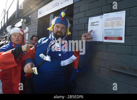 Scozia / Francia, BT Murrayfield Stadium, Edimburgo, Scozia, Regno Unito. 8th Mar, 2020. I tifosi di rugby francesi leggono i segnali di salute pubblica al di fuori dei tornelli a BT Murrayfield avvertimento del Coronavirus focolaio. Merito: Ian Rutherford/Alamy Live News Foto Stock