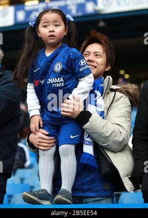 Un fan di Chelsea Negli stand durante la partita della Premier League a Stamford Bridge, Londra. Foto Stock