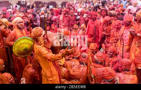 Nandgaon, Uttar Pradesh / India - Mar 05 2020: Uomini di Nandgaon siedono in un Samaaj o riunione della comunità durante il festival di Holi Foto Stock