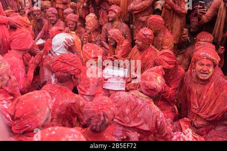 Nandgaon, Uttar Pradesh / India - Mar 05 2020: Uomini di Nandgaon siedono in un Samaaj o riunione della comunità durante il festival di Holi Foto Stock