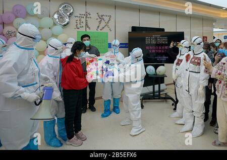 (200308) -- WUHAN, 8 marzo 2020 (Xinhua) -- Liu Jiayu (3rd L, fronte) presenta la sua pittura agli operatori sanitari durante un evento che celebra la Giornata Internazionale della Donna in un ospedale improvvisato nel distretto di Wuchang di Wuhan, nella provincia centrale dell'Hubei in Cina, l'8 marzo 2020. Nel mese di febbraio, Liu Jiayu, di 11 anni, è stato infettato da una nuova polmonite da coronavirus e ammesso in un ospedale improvvisato nel distretto di Wuchang di Wuhan. In occasione di un evento organizzato da pazienti e operatori sanitari nell'ospedale improvvisato per celebrare la Giornata Internazionale della Donna di domenica, ha presentato la sua pittura per esprimere il suo viaggio Foto Stock