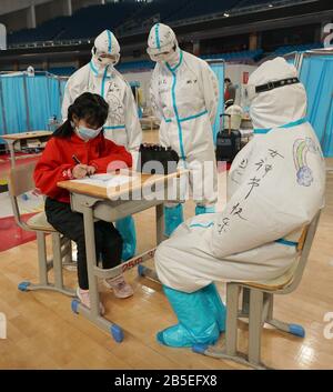 (200308) -- WUHAN, 8 marzo 2020 (Xinhua) -- Liu Jiayu dipinge per un operatore medico in un ospedale improvvisato nel distretto di Wuchang, nella provincia centrale cinese di Hubei, 8 marzo 2020. Nel mese di febbraio, Liu Jiayu, di 11 anni, è stato infettato da una nuova polmonite da coronavirus e ammesso in un ospedale improvvisato nel distretto di Wuchang di Wuhan. In occasione di un evento organizzato da pazienti e operatori sanitari nell'ospedale improvvisato per celebrare la Giornata Internazionale della Donna di domenica, ha presentato la sua pittura per esprimere i suoi buoni auspici ai medici. (Xinhua/Wang Yuguo) Foto Stock