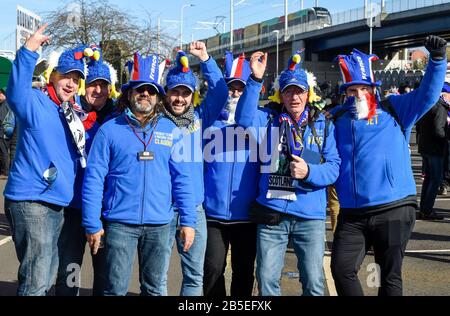 BT Murrayfield Stadium, Edimburgo, Scozia, Regno Unito. 8th Mar, 2020. Gli appassionati di rugby francesi arrivano a BT Murrayfield. Merito: Ian Rutherford/Alamy Live News Foto Stock