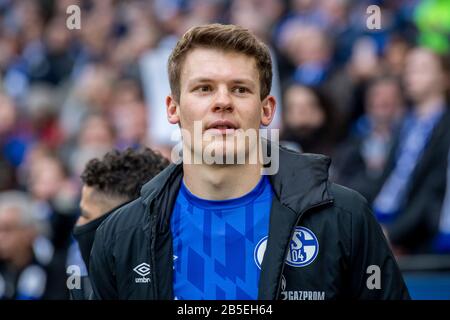 Gelsenkirchen, Germania. 07th Mar, 2020. Calcio: Bundesliga, FC Schalke 04 - 1899 Hoffenheim, 25th matchday, nel Veltins-Arena Schalke portiere Alexander Nübel entra nello stadio. Credito: David Inderlied/dpa - NOTA IMPORTANTE: In conformità con le norme del DFL Deutsche Fußball Liga e del DFB Deutscher Fußball-Bund, è vietato sfruttare o sfruttare nello stadio e/o dal gioco fotografato sotto forma di immagini di sequenza e/o serie di foto video-simili./dpa/Alamy Live News Foto Stock