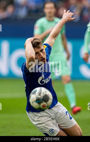 Gelsenkirchen, Germania. 07th Mar, 2020. Calcio: Bundesliga, FC Schalke 04 - 1899 Hoffenheim, 25th matchday, nel Veltins-Arena Schalke Jonjoe Kenny in azione. Credito: David Inderlied/dpa - NOTA IMPORTANTE: In conformità con le norme del DFL Deutsche Fußball Liga e del DFB Deutscher Fußball-Bund, è vietato sfruttare o sfruttare nello stadio e/o dal gioco fotografato sotto forma di immagini di sequenza e/o serie di foto video-simili./dpa/Alamy Live News Foto Stock