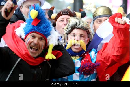 I fan francesi mostrano il loro sostegno prima della partita dei Guinness Six Nations al BT Murrayfield Stadium di Edimburgo. Foto Stock