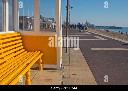 Un tradizionale rifugio vittoriano sul lungomare lungo Southsea Seafront, Portsmouth, Hampshire, Inghilterra, Regno Unito Foto Stock