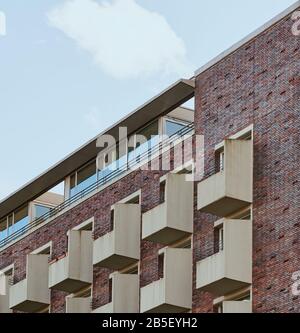 Darmstadt, Hessen, Germania - 01 Mar 2020: Ernst-Neufert-Haus, Facciata Nord-Est, Dettaglio Balcone Foto Stock