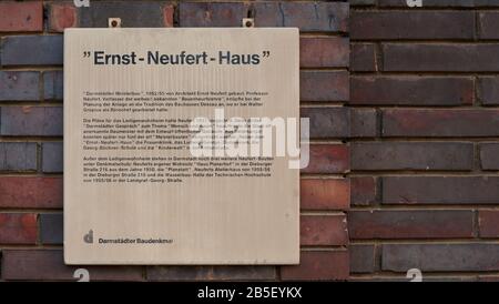 Darmstadt, Hessen, Germania - 01 Mar 2020: Ernst-Neufert-Haus, Dettagli Targa Foto Stock