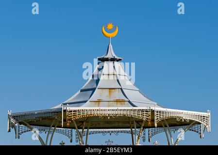 Il tetto della bandstand del 19th secolo caratterizzato dalla cresta della città sul lungomare di Southsea nei West Battery Gardens, Portsmouth, Hampshire, Inghilterra, regno unito Foto Stock