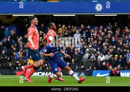 Stamford Bridge, Londra, Regno Unito. 8th Mar, 2020. Calcio inglese Premier League, Chelsea versus Everton; Pedro of Chelsea spara e segna per 2-0 nel minuto 21st credito: Azione Plus Sport/Alamy Live News Foto Stock