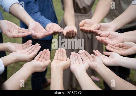 Gruppo di persone asiatiche alzano le mani giuste e si maneggiano delicatamente per ottenere e condividere una buona sensazione di gether in formazione Teambuilding. Foto Stock