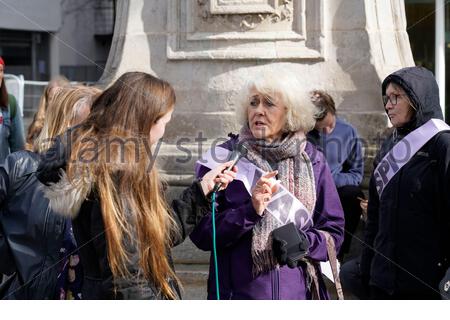 Edimburgo, Scozia, Regno Unito. 8 marzo 2020. La giornata internazionale delle donne marcia da Bristo Square lungo il tumulo fino a Princes Street. Attirando pacificamente l'attenzione sulla disuguaglianza delle donne in tutto il mondo. Le donne contro la disuguaglianza pensionistica statale (WASPI) si oppongono al modo in cui le età pensionistiche statali per uomini e donne sono state equiparate. Visto qui a Bristo Square. Crediti: Craig Brown/Alamy Live News Foto Stock