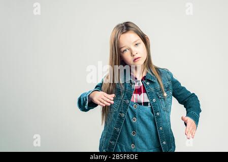 la bambina raffigura un robot. il bambino pone in studio e fa movimenti con le mani e i piedi. moda bambini Foto Stock