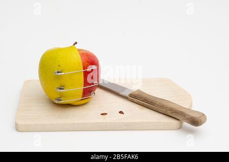 due diverse metà della mela sono tenute insieme a tre perni di sicurezza Foto Stock
