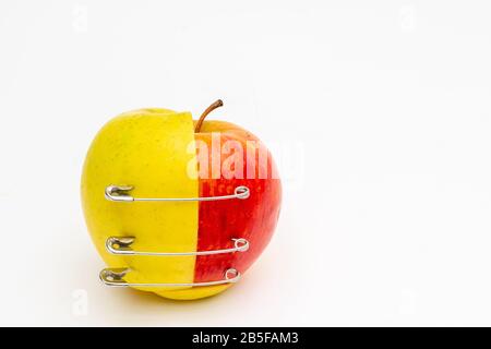 due diverse metà della mela sono tenute insieme a tre perni di sicurezza Foto Stock