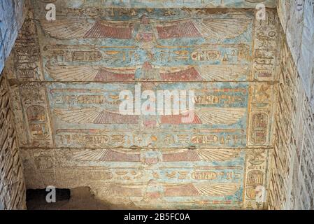 Hieroglypic dipinti sculture sul muro presso l'antico tempio egiziano di Medinat Habu a Luxor Foto Stock