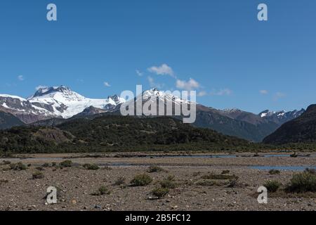 Vista sul fiume e sulle montagne a El Chalten, Argentina Foto Stock