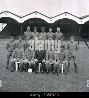 1968, storico, football, Charlton Athletic FC, nuova stagione, foto di gruppo della prima squadra sul campo a valle, sud di Londra, Inghilterra, Regno Unito. Foto Stock