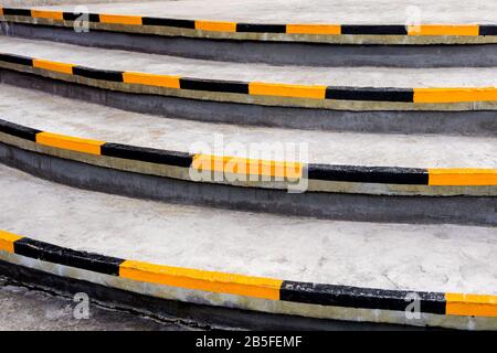 Strisce gialle e nere, simboli di sicurezza sul bordo delle scale Foto Stock